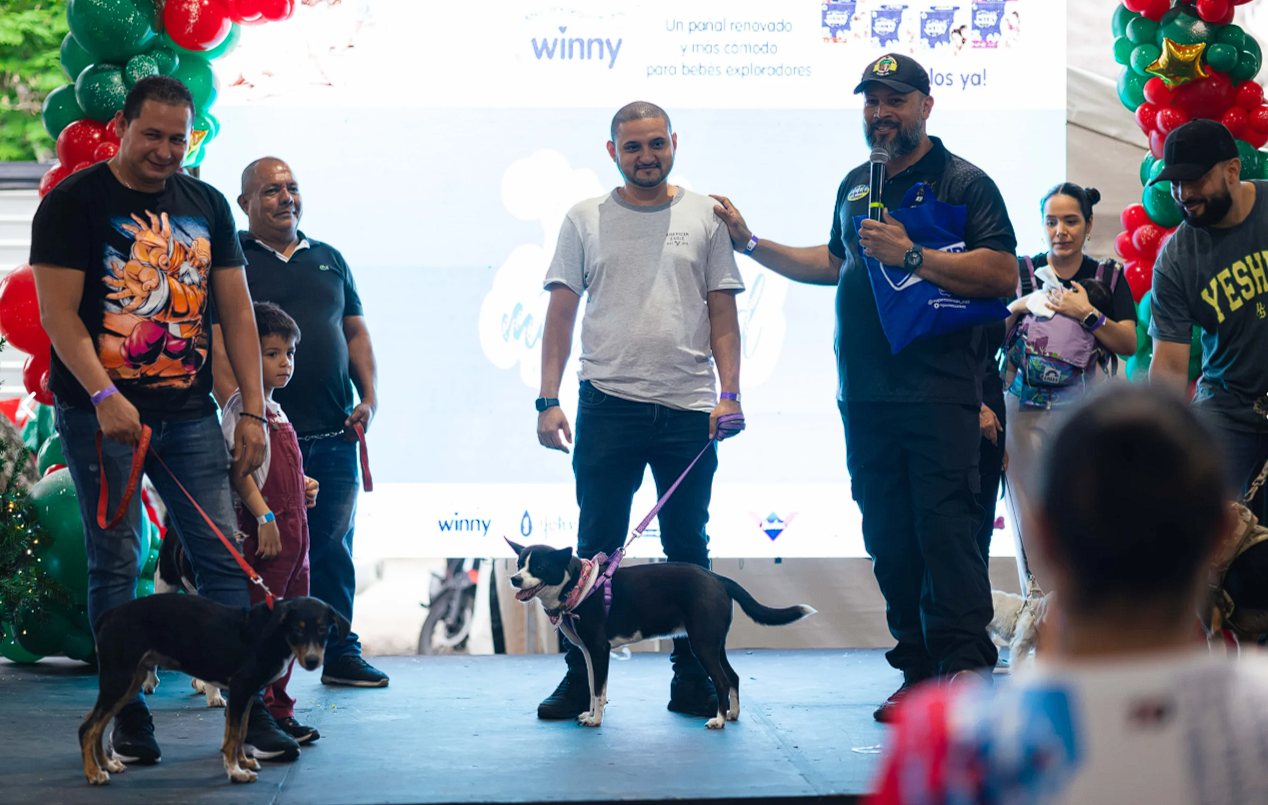 Momento en tarima con familias y sus mascotas en FamyFest